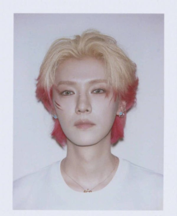 四川炒股配資 鹿晗“撕拉片”來了！一頭紅發(fā)帥得太權(quán)威